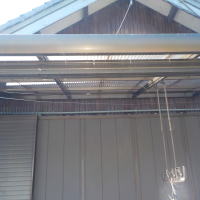 ハト対策の様子 テグスの設置